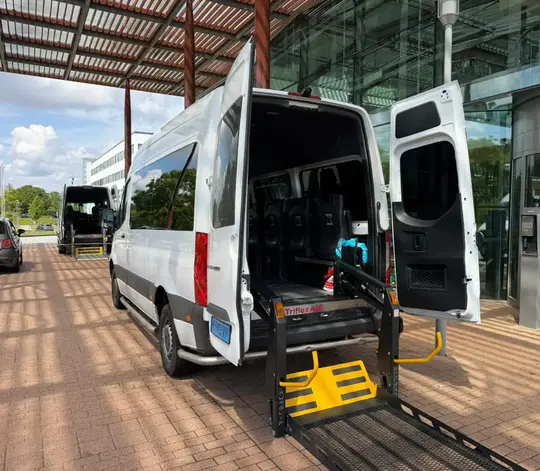 Professionele rolstoeltaxi chauffeur helpt klant in Wageningen